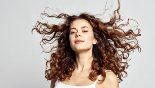 Curly Girl: hlavní vlasový trend roku 2026